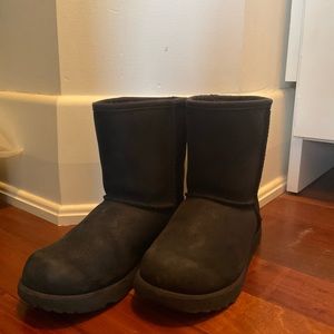 Girls classic short II water resistant genuine shearling boot - black - size 3